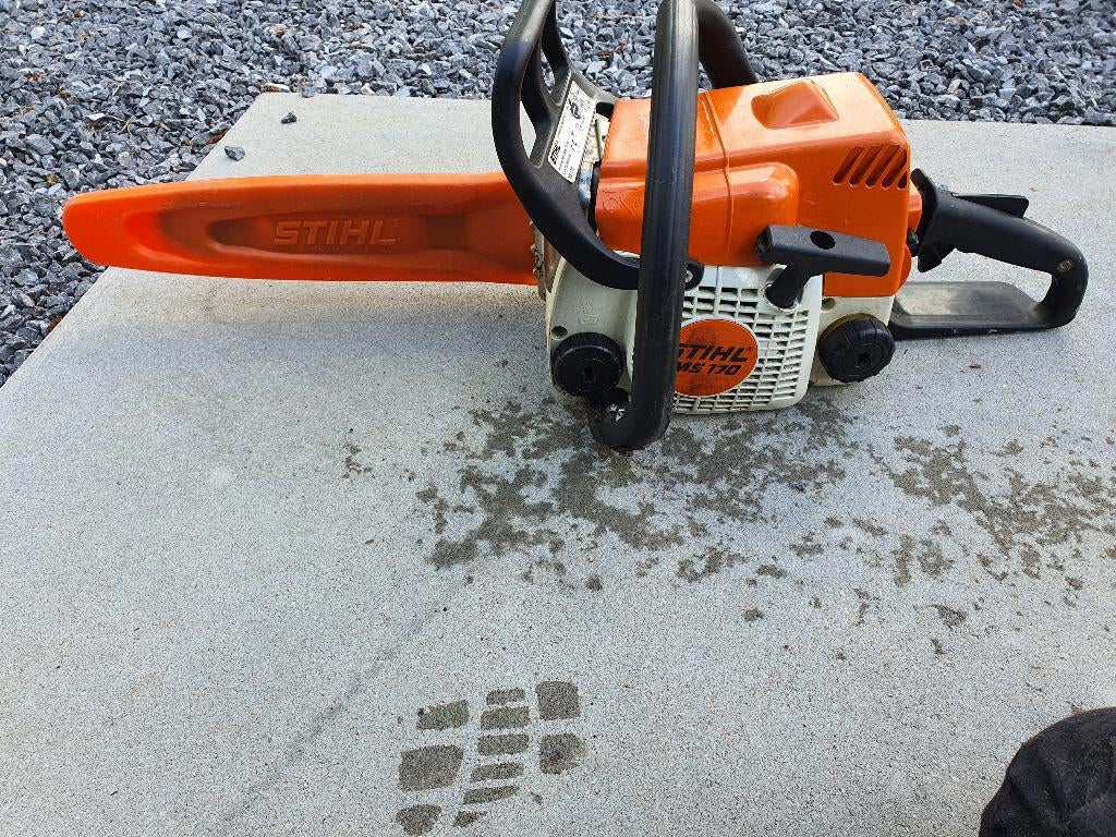 La tronçonneuse à essence STIHL MS 170 fonctionne très bien, Stihl, Tronçonneuse, 1200 watts ou plus, 30 à 70 mm