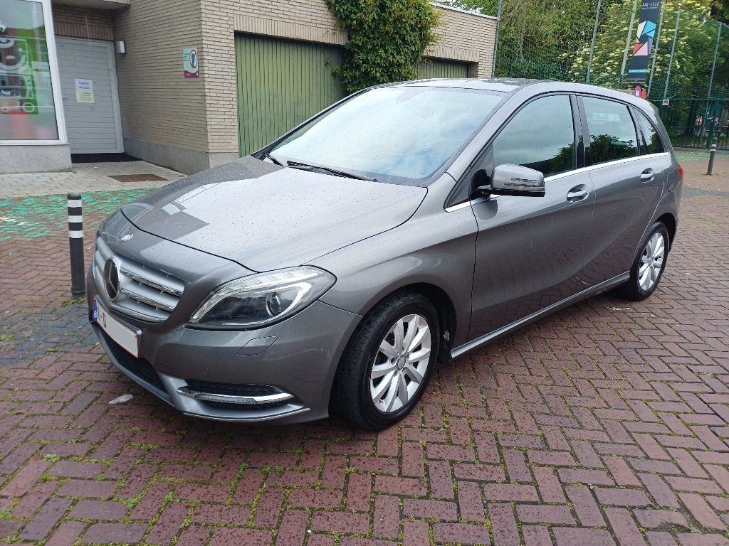GERESERVEERD : Mercedes B180 benzine - automaat - trekhaak, 4 deurs, 4 cilinders, 1200 kg, Particulier