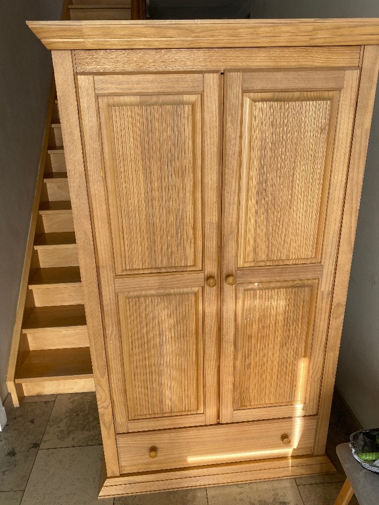 Mooie kleerkast in een warme natuurlijke houtskleur, Teck, Utilisé, 50 à 100 cm, De kast heeft een klassieke, landelijke uitstraling.