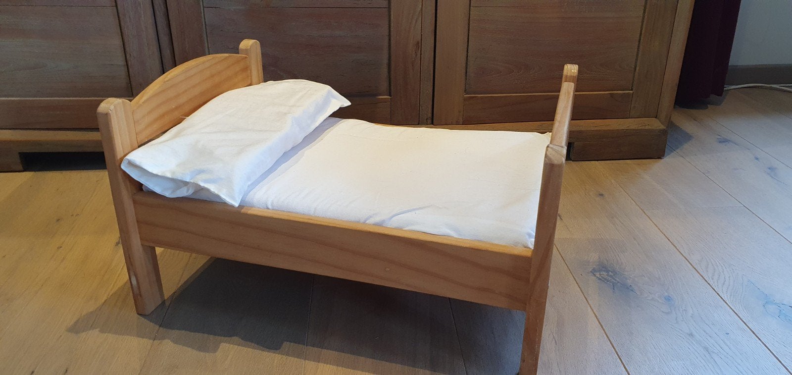 Houten poppenbed met matras en beddengoed, Ophalen, Zo goed als nieuw, Meubelstuk of Keukentje