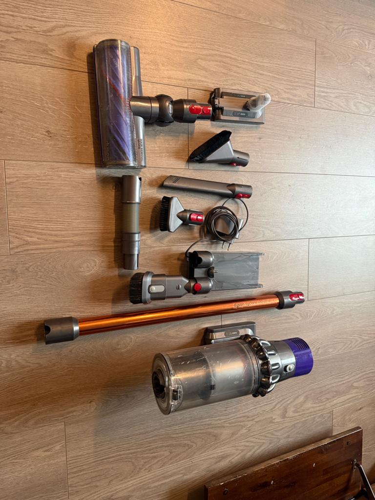 Dyson V10 avec de nombreux accessoires, Electroménager, Enlèvement ou Envoi, Comme neuf, Dyson