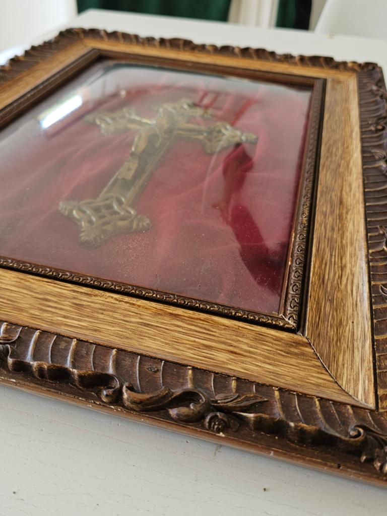 Mooi groot antiek kruisbeeld achter bol  glas in lijst, Antiek en Kunst, Ophalen of Verzenden