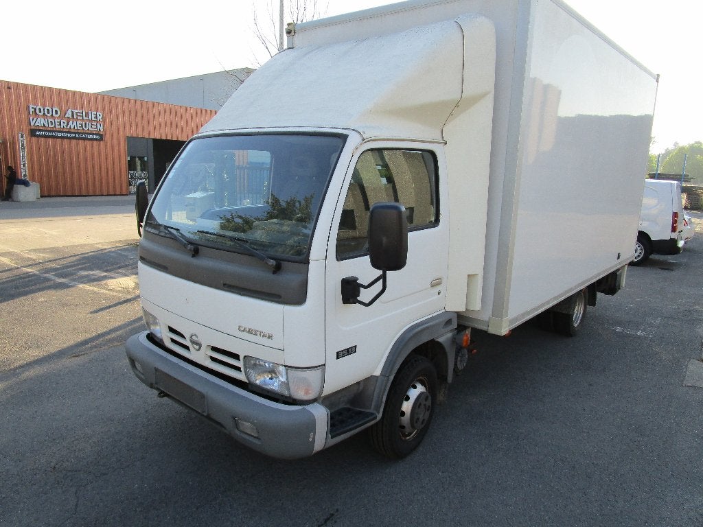 NISSAN CABSTAR 3.000 CC DIESEL , MEUBELBAK MET LIFT, Auto's, Bestelwagens en Lichte vracht, Wit, Bedrijf, Grijs, 2 deurs