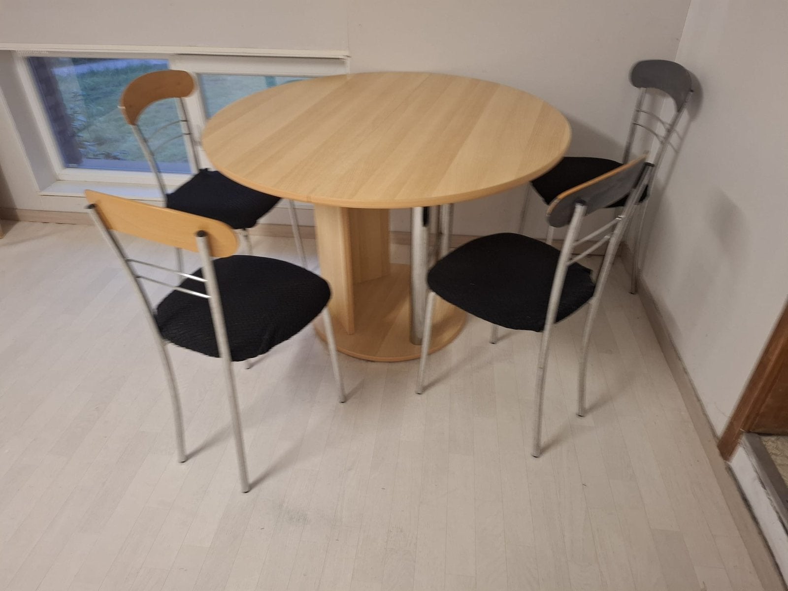 Ronde tafel en 4 stoelen, Ophalen, Zo goed als nieuw