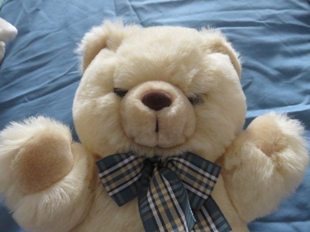 Knuffelbeer met strik - beer - Nicotoy - knuffel - pluche, Kinderen en Baby's, Overige karakters, Beer, Ophalen of Verzenden, Zo goed als nieuw