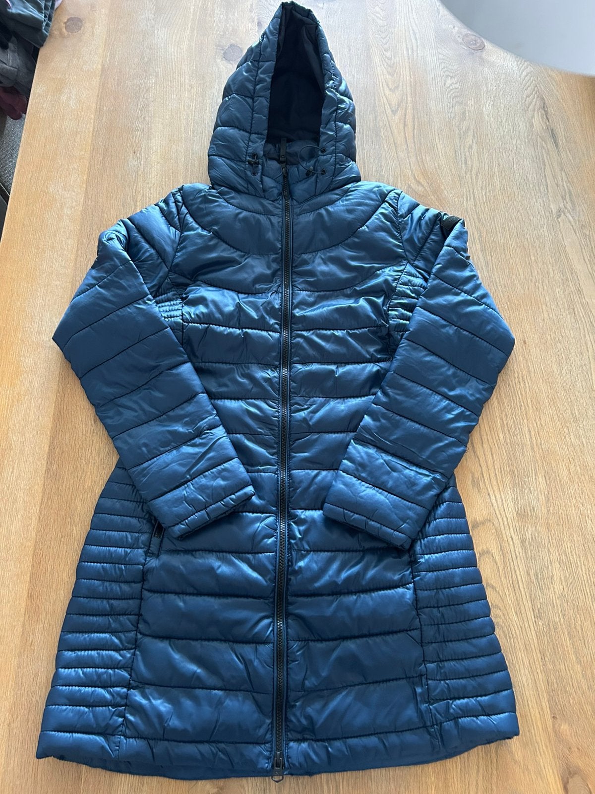 Donkerblauwe lange gewatteerde winterjas Regatta maat 34, Kleding | Dames, Jassen | Winter, Ophalen of Verzenden, Zo goed als nieuw