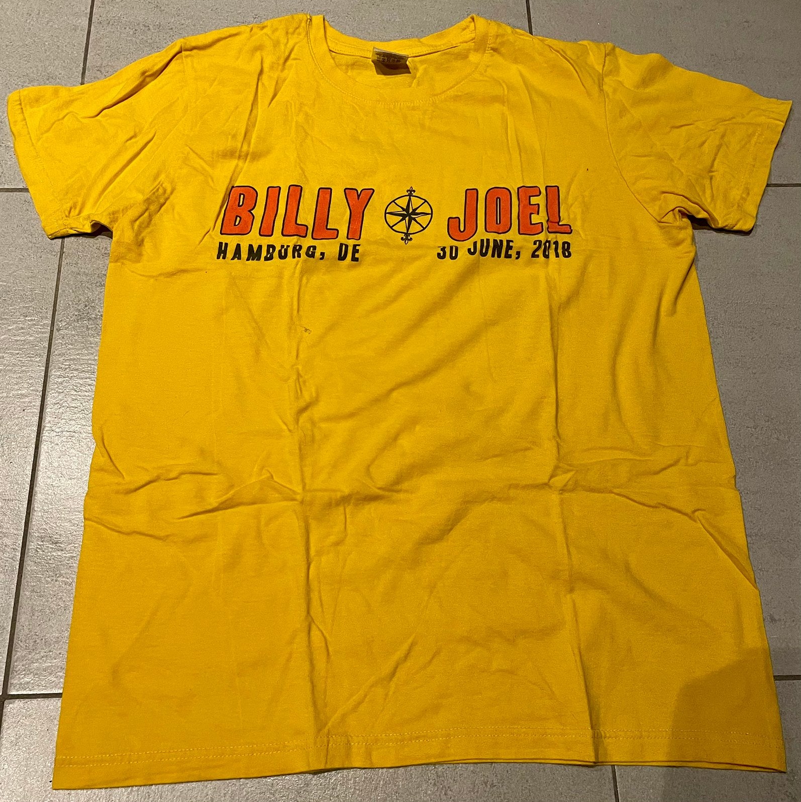 Billy Joel - concerttoer t-shirt Hamburg 30 juni 2018, Kleding | Heren, T-shirts, Ophalen of Verzenden, Zo goed als nieuw, Geel