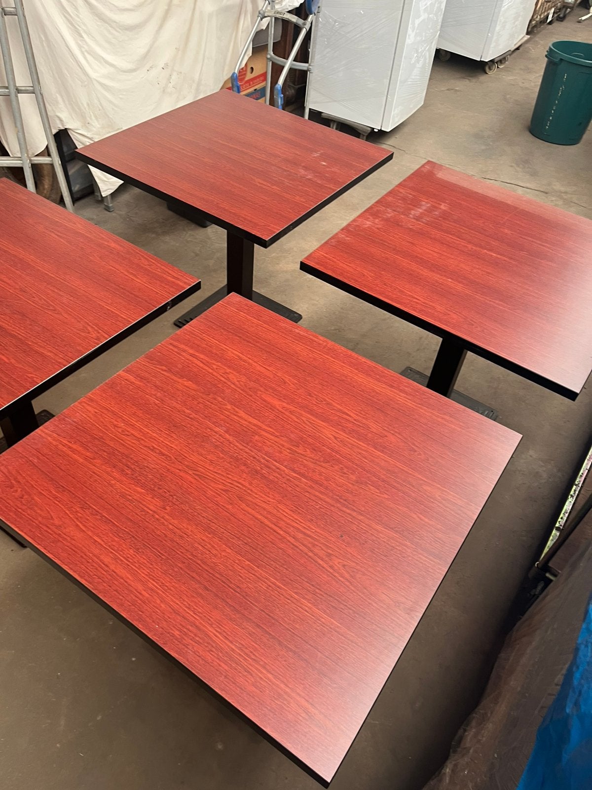 Tables de bistro, Enlèvement