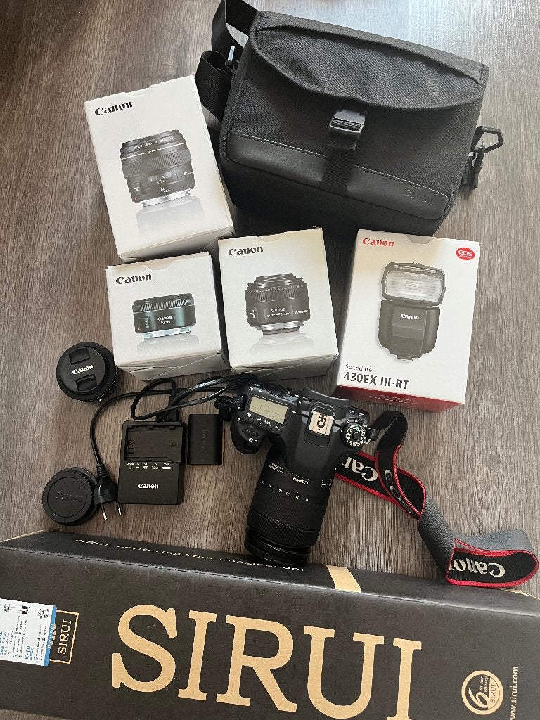 Canon 80D camera, lenzen, SIRUI, Bresser, Speedlite, vinyl, Enlèvement, Comme neuf, Autres types, Canon