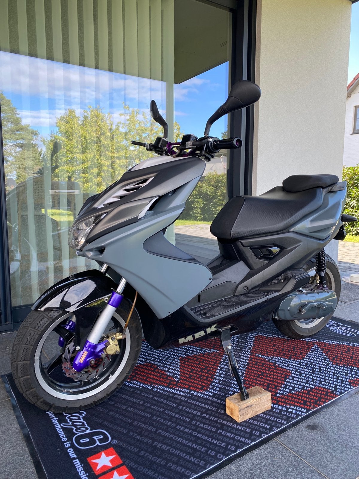 Yamaha aerox 50cc 2t nieuw model, Fietsen en Brommers, Ophalen, Zo goed als nieuw, Klasse B (45 km/u), Aerox