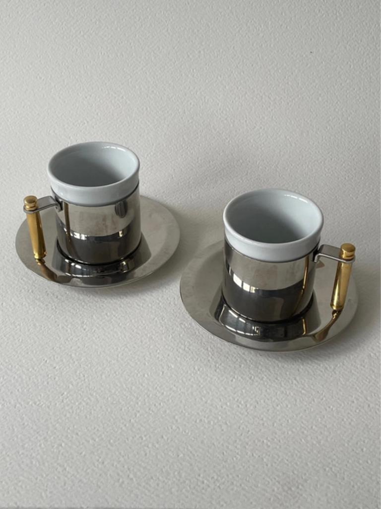 Koffiekopjes van zilverkleurig en goudkleurig metaal, Ophalen