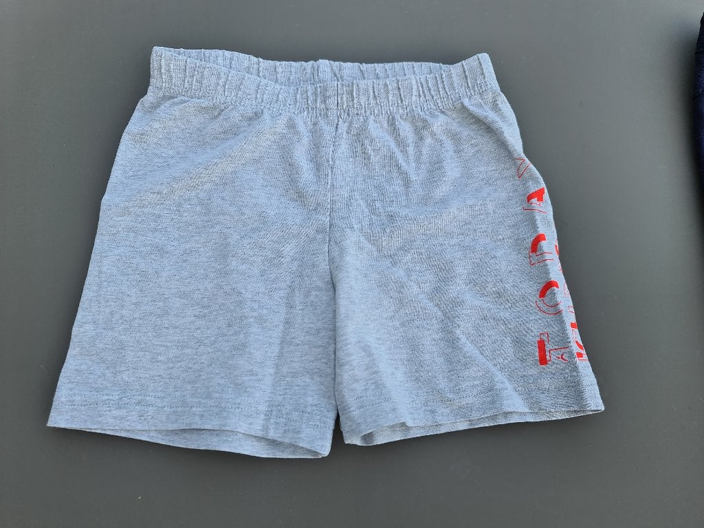lichtgrijze korte broek met letters, 110, Kinderen en Baby's, Kinderkleding | Maat 110, Ophalen, Zo goed als nieuw, Broek
