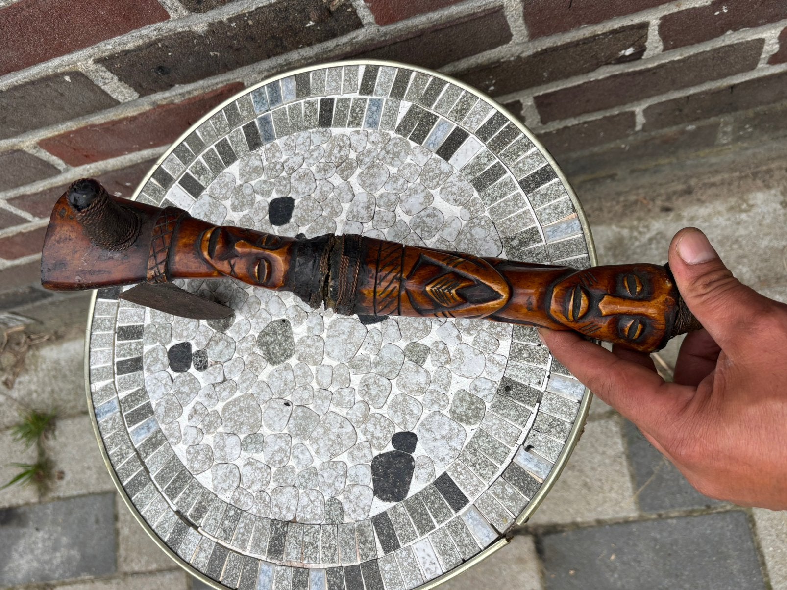Antieke Afrikaanse rituele bijl – handgesneden houten steel