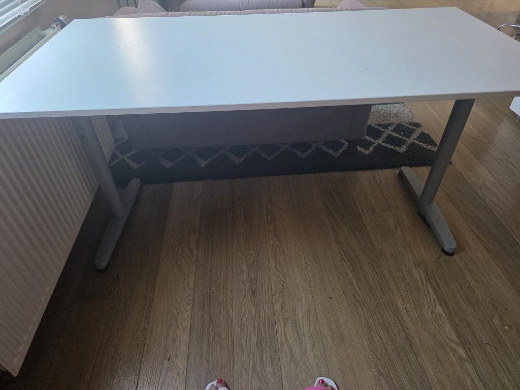 Ruim wit kantoorbureau met stevig metalen onderstel, Ophalen, 160 cm, Gebruikt, Spaanplaat of MDF