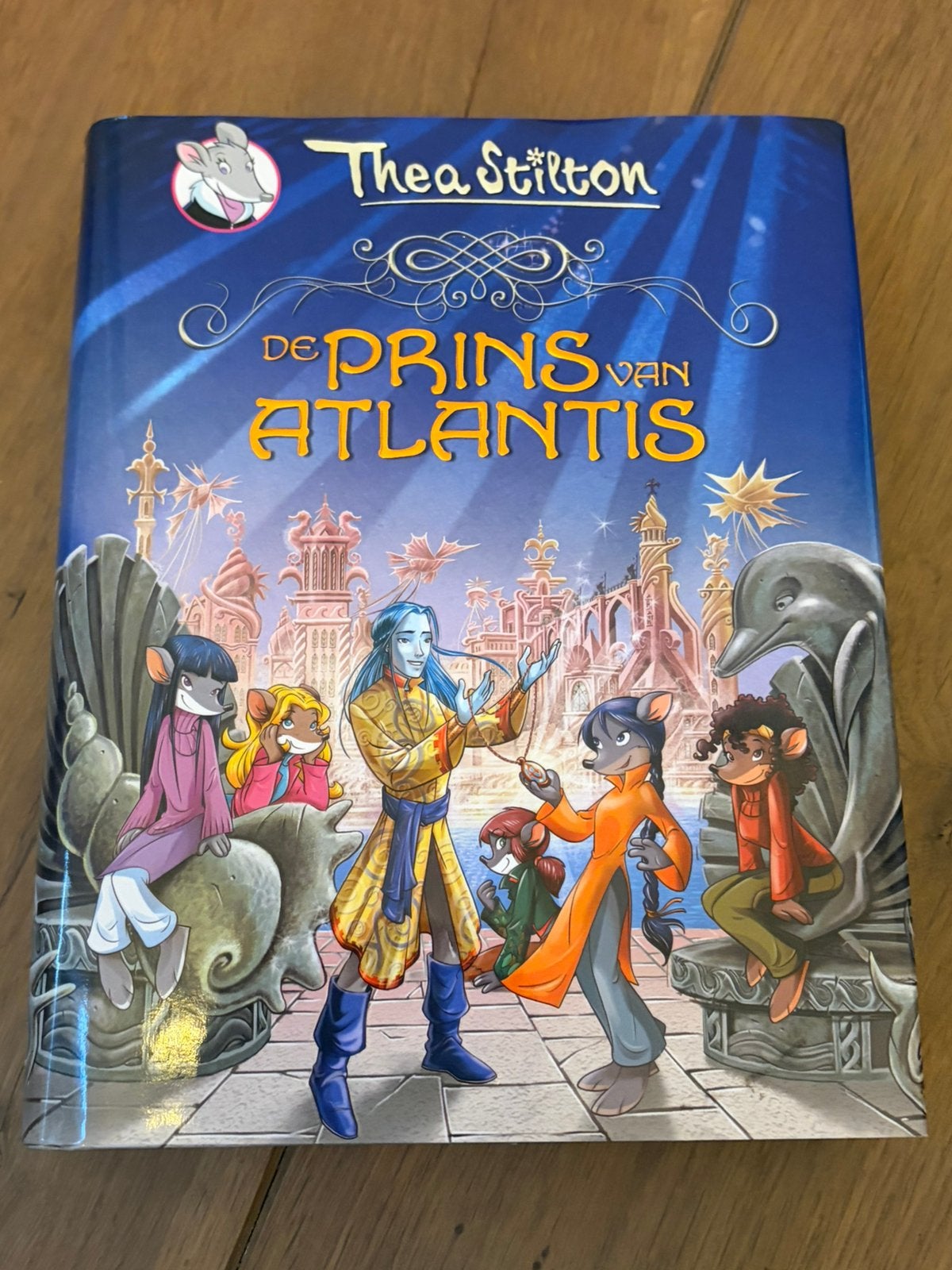 Thea Stilton - De prins van Atlantis, Boeken, Ophalen of Verzenden, Gelezen, Fictie algemeen