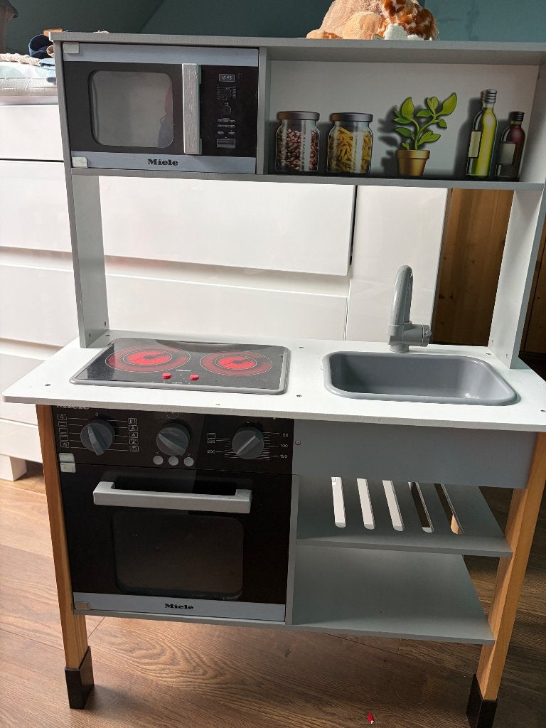 Miele keukentje, Ophalen, Zo goed als nieuw, Hout, Speelkeuken