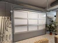 Automatische stalen sectionaal poort ADK met glazen panelen, Immo