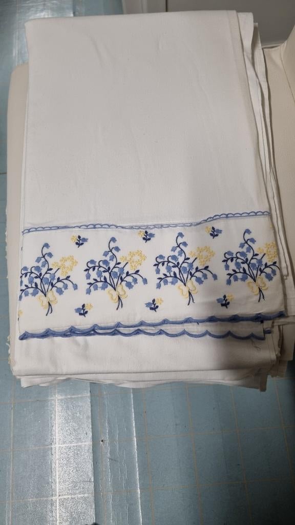 Drap de lit   avec  bord brodé, Enlèvement ou Envoi