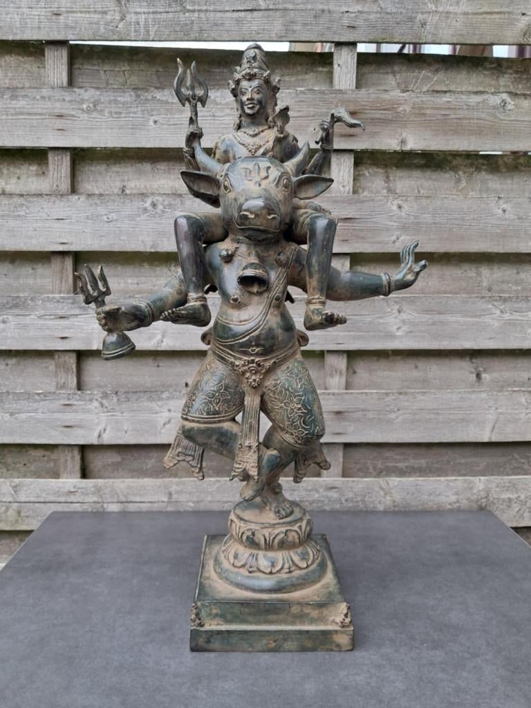 Bronzen beeld van Shiva die op de heilige buffel Nandi rijdt, Antiek en Kunst, Ophalen of Verzenden