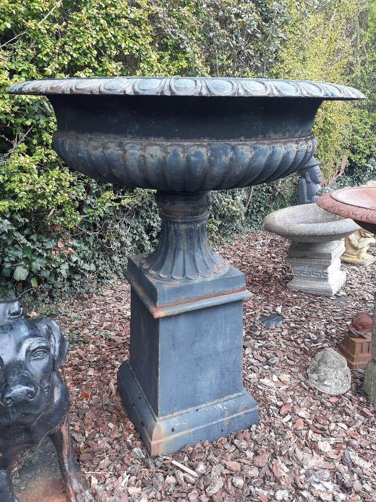 GRANDE VASQUE EN FONTE PATINEE SUR SOCLE, Jardin & Terrasse, Enlèvement, Utilisé