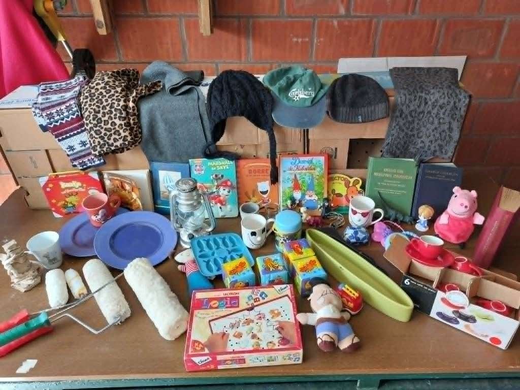 Drie  dozen vol gerief voor rommelmarkters alles 9€, Enlèvement