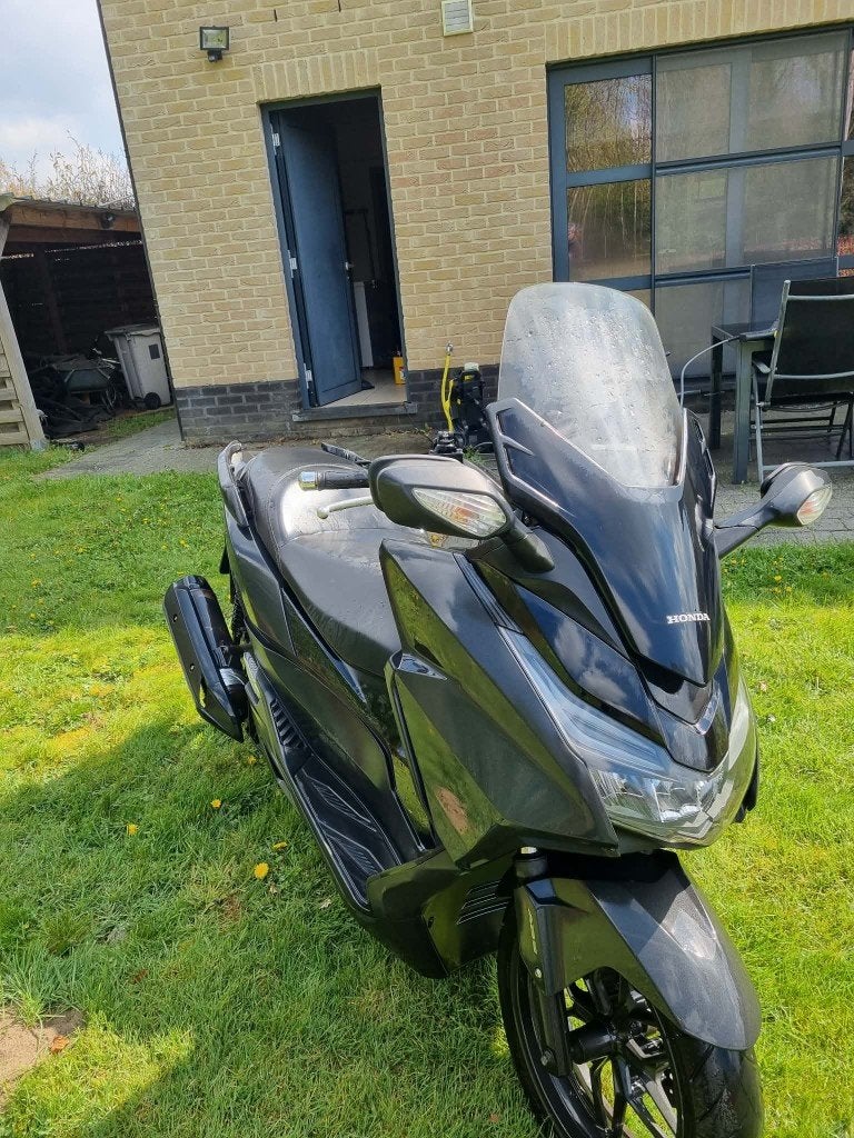 Honda Forza 125 (2016) – rijdt, batterij & uitlaat defect, Motoren, Scooter, Gebruikt, Particulier, 125 cc