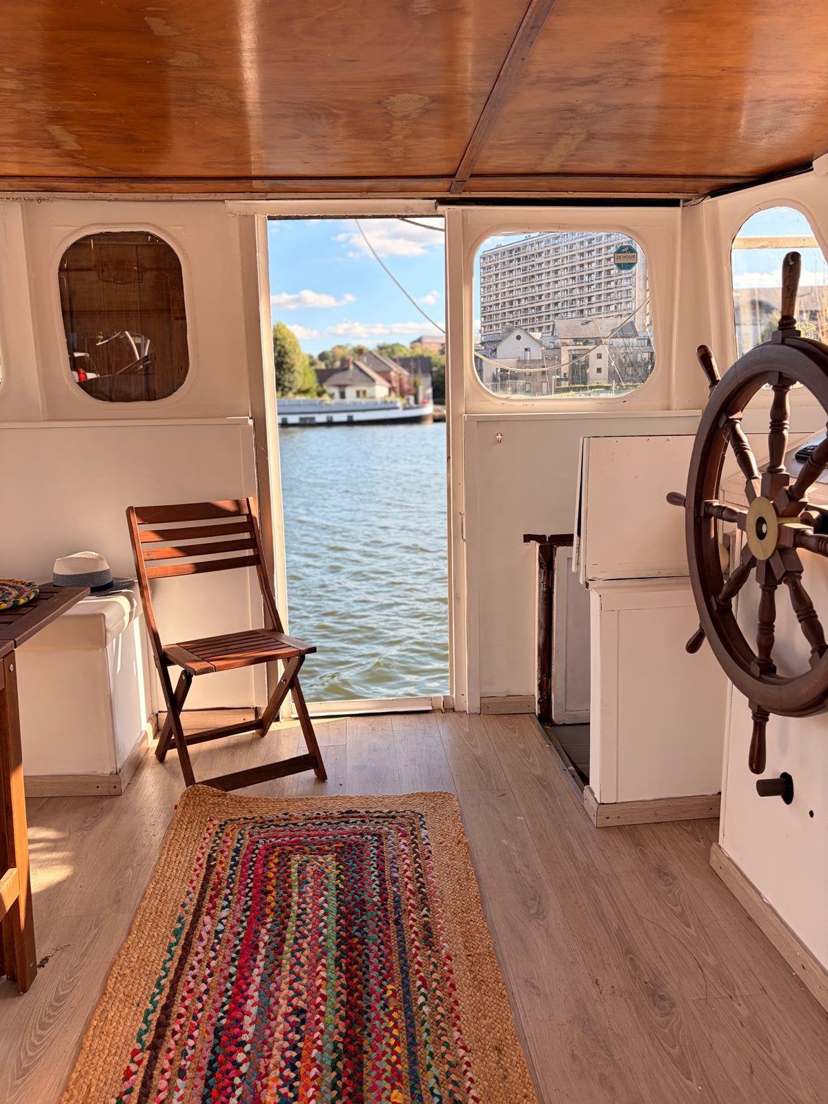 Péniche habitable & navigable-60 m² + terrasse 20 m² – Namur