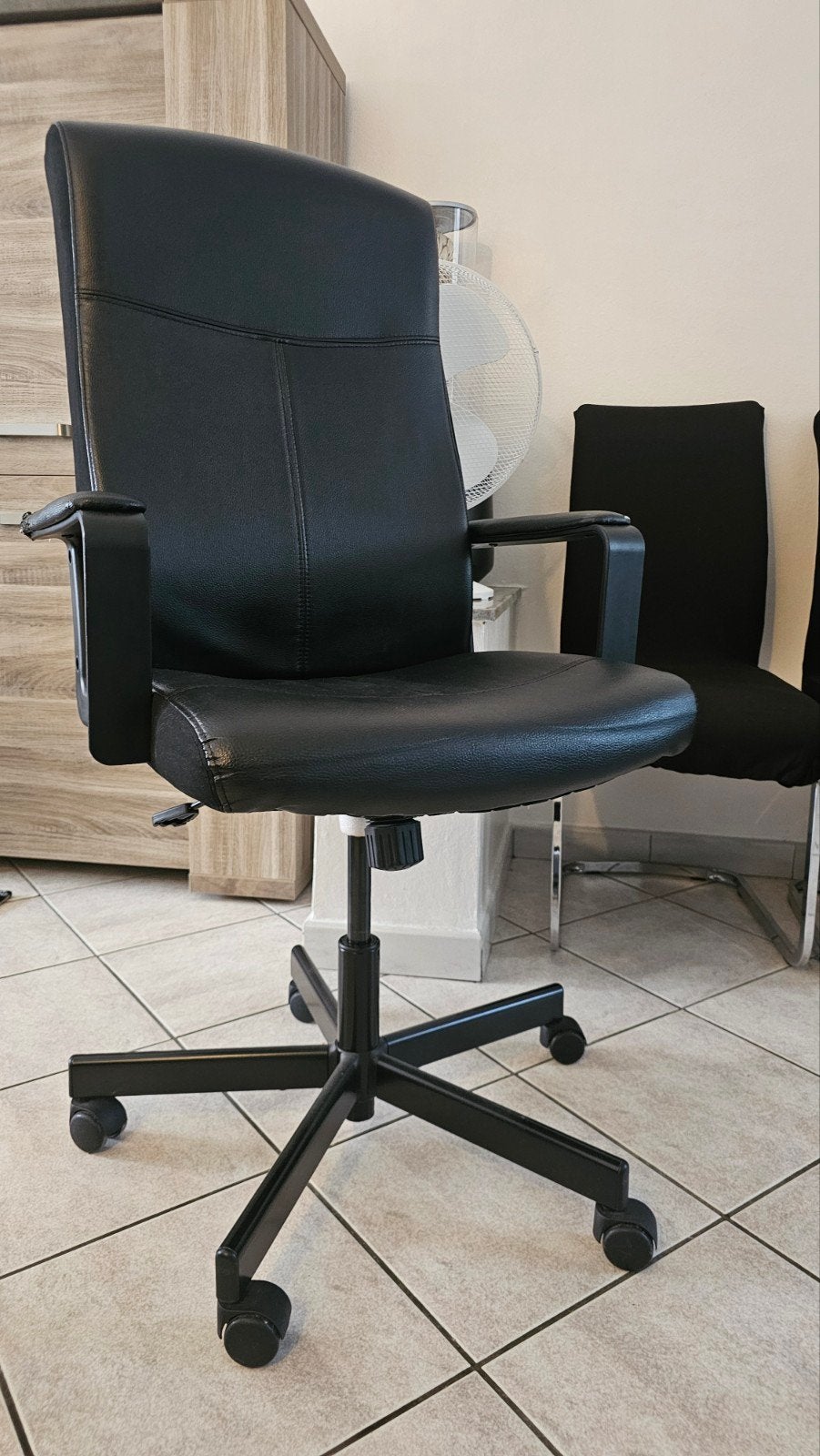 Chaise de bureau noire à roulettes – réglable en hauteur, Enlèvement, Chaise de bureau
