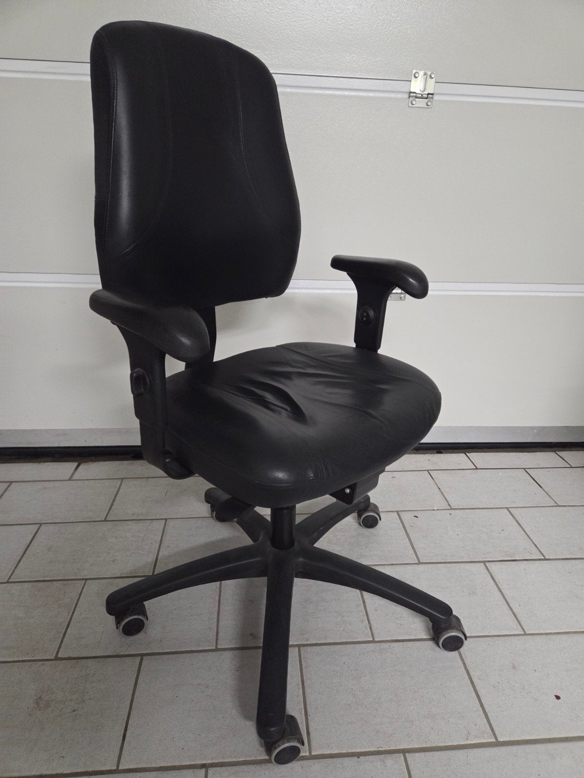 chaise de bureau noire en bon état, Enlèvement, Utilisé, Noir, Chaise de bureau