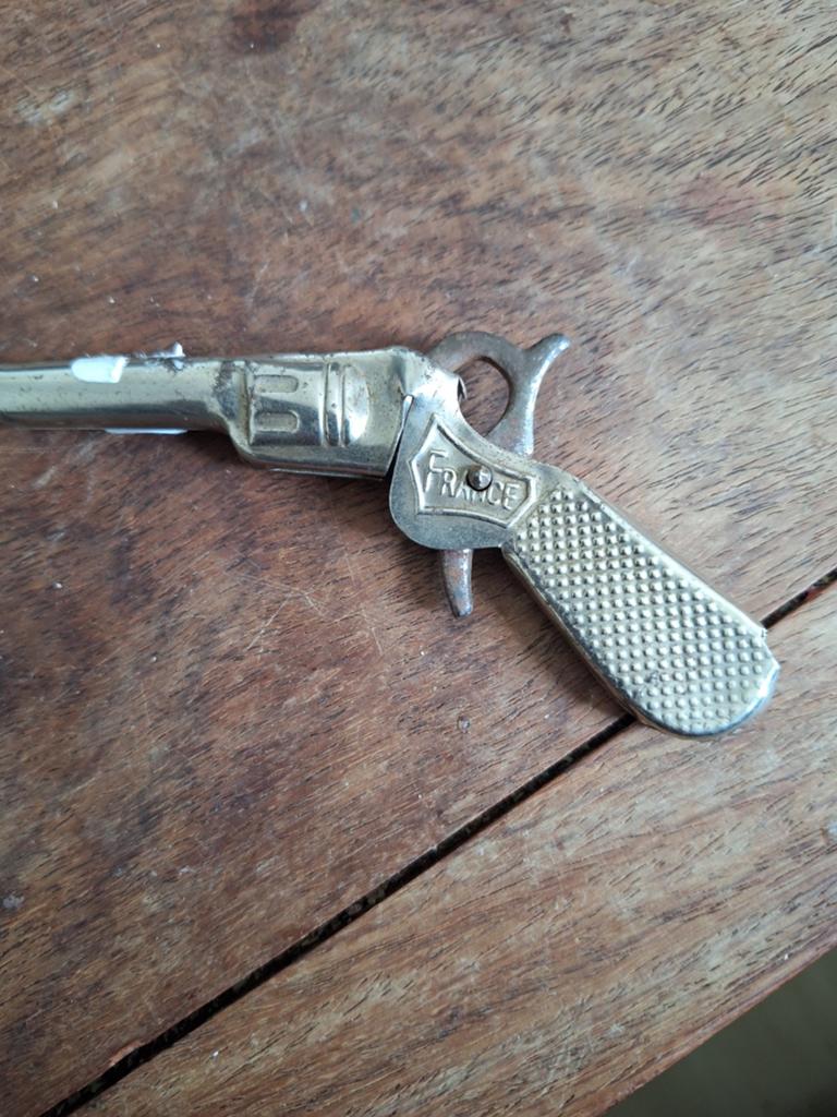 Pistolet jouet ancien en tôle P.F. Paris vintage 30/40 n10