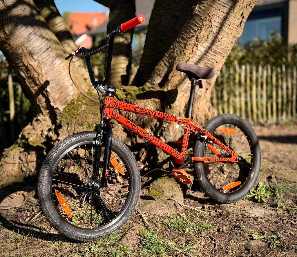Revo 2.0 Radio BMX Bike — Fluo Orange (bijna nieuw), Fietsen en Brommers, Fietsen | Crossfietsen en BMX, Ophalen, Zo goed als nieuw