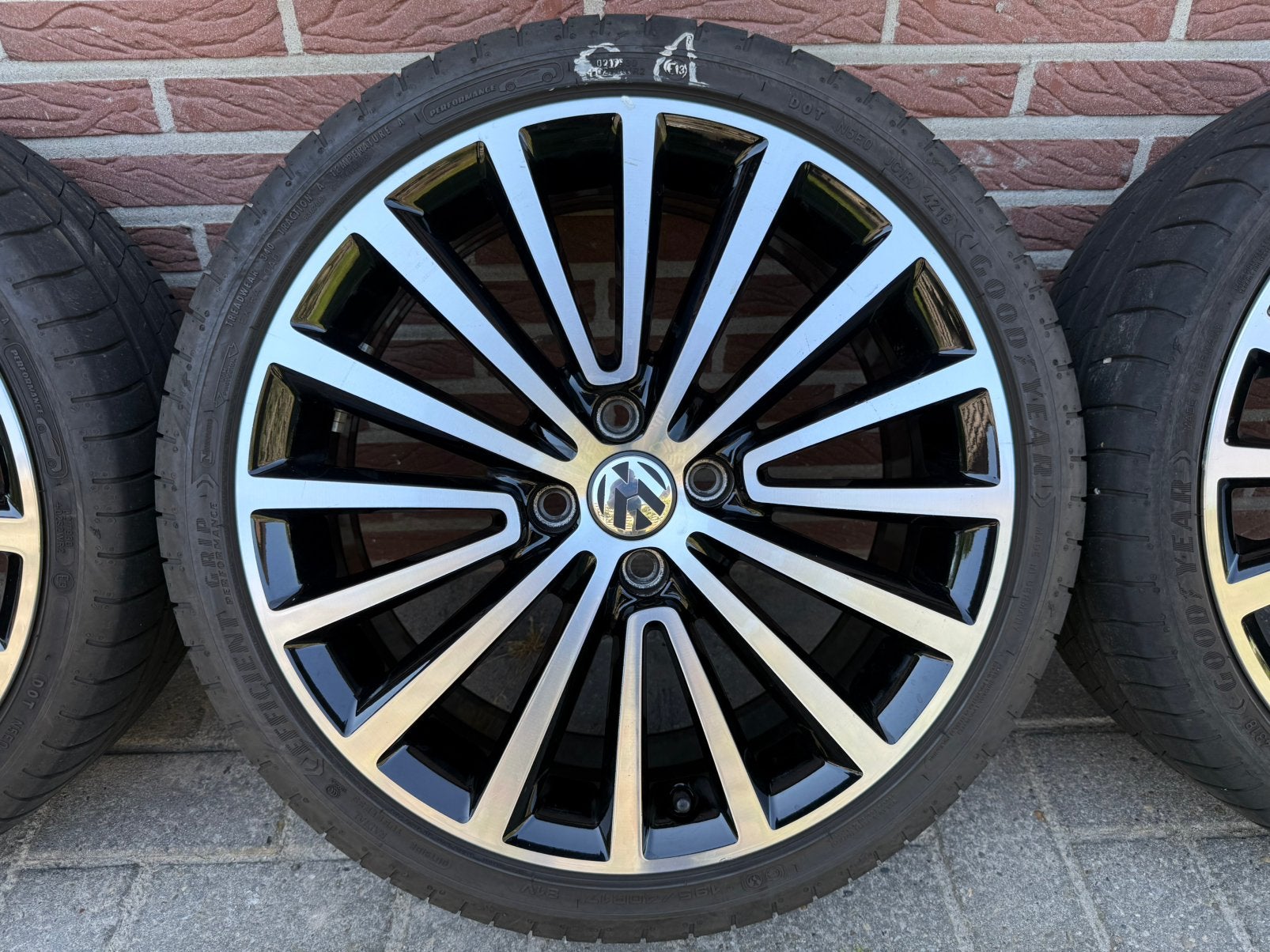 Volkswagen Up 17 inch Polygon velgen zomerbanden origineel, Auto-onderdelen, Ophalen, Banden en Velgen, 17 inch, Personenwagen