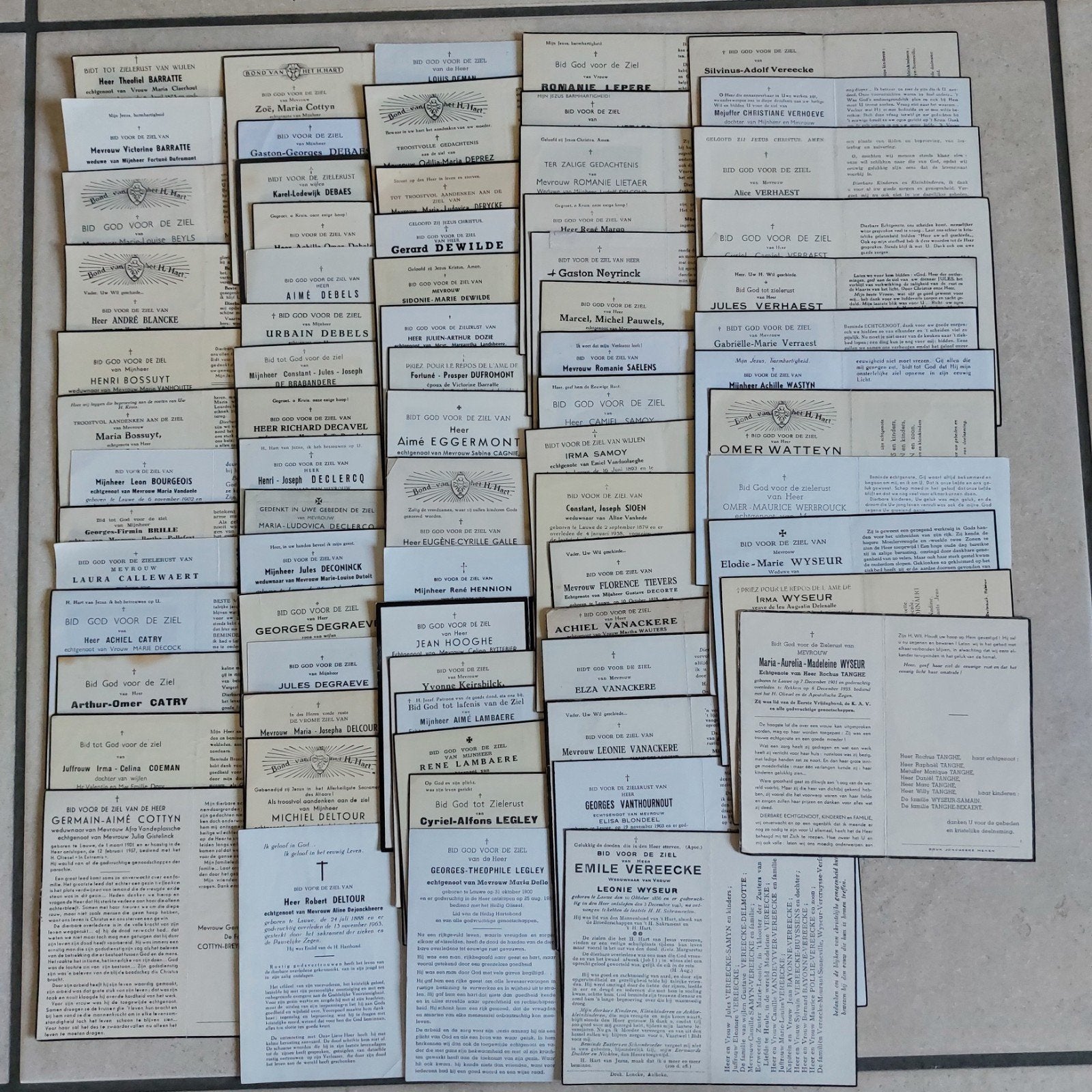 Mooi lot van 73 doodsprentjes geboren te Lauwe, Enlèvement ou Envoi