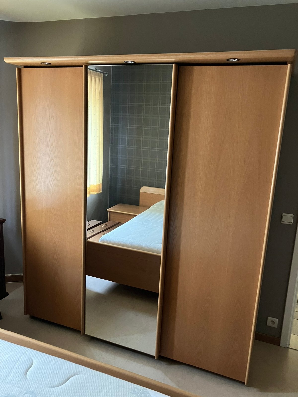 Kleerkast. 3 deuren met spiegel., Huis en Inrichting, Ophalen, Gebruikt, Tweepersoons, Klassiek modern