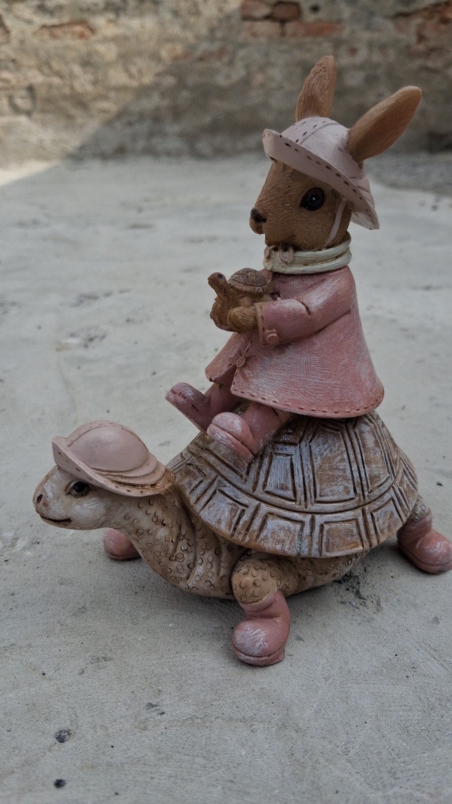 Clayre & Eef decoratiebeeldje – Konijn op schildpad, Ophalen of Verzenden, Zo goed als nieuw, Figuurtje(s)