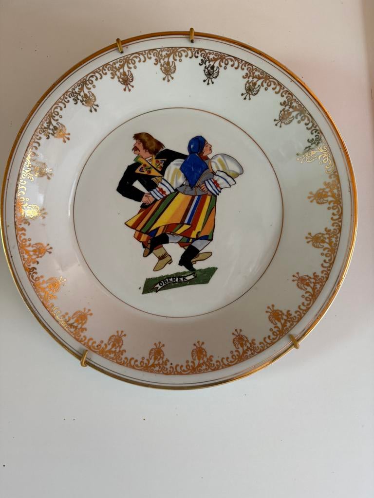 Assiettes murales en provenance de Pologne, Enlèvement