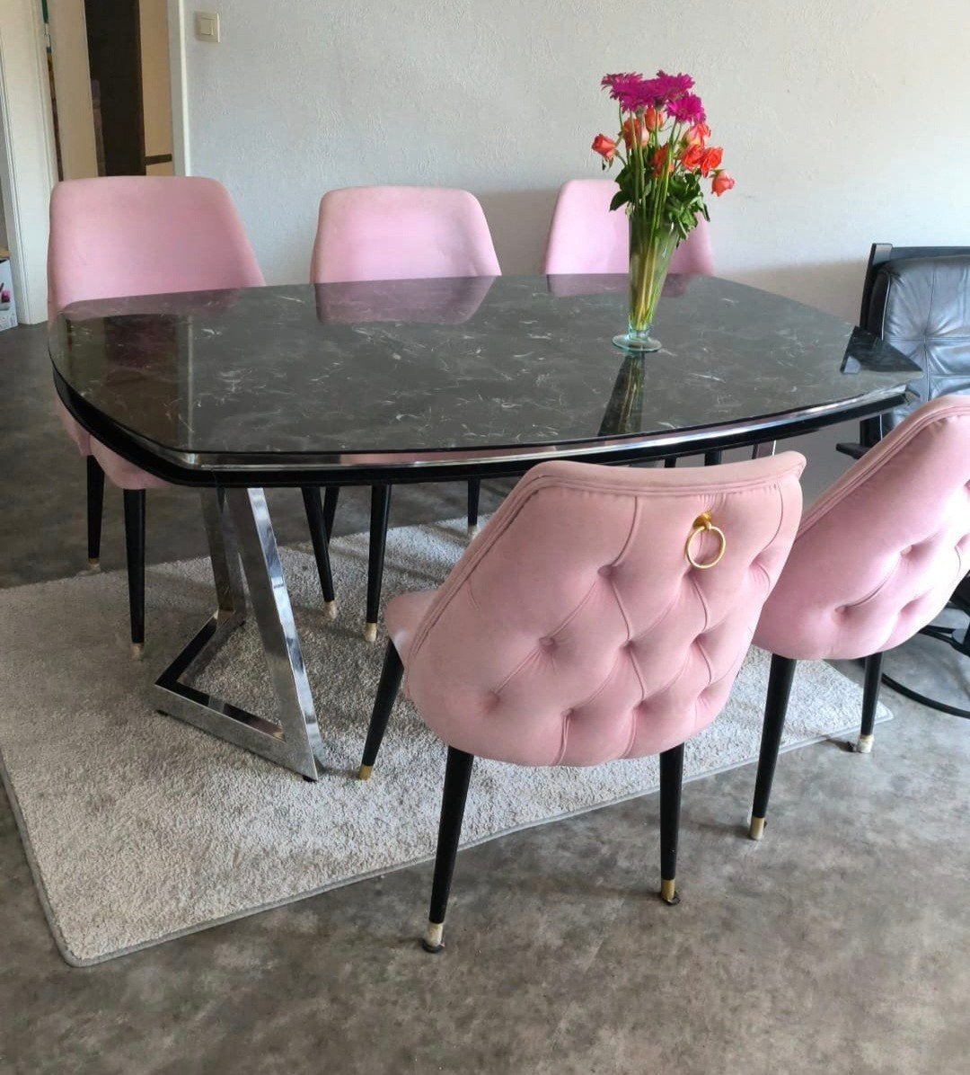 Je vends une table avec 4 chaises,