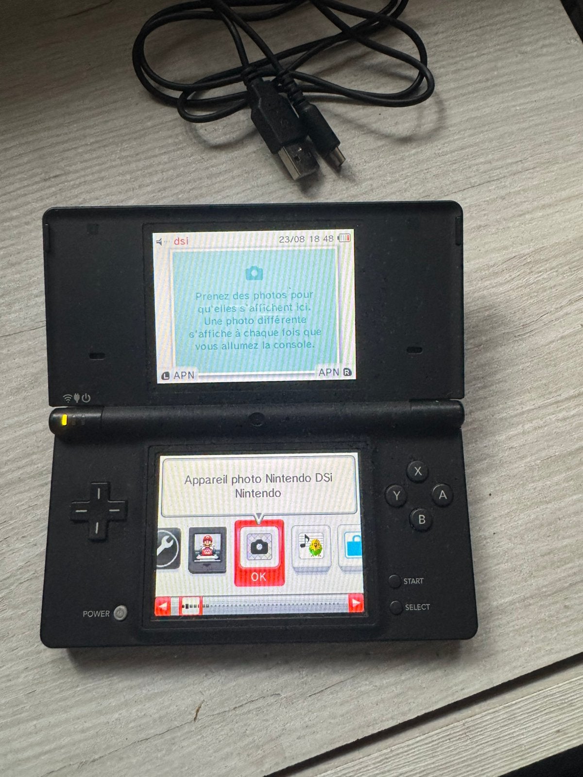 Nintendo DSi zwart + Mario Kart DS + stylus + kabel, Games en Spelcomputers, Spelcomputers | Nintendo DS, Ophalen of Verzenden