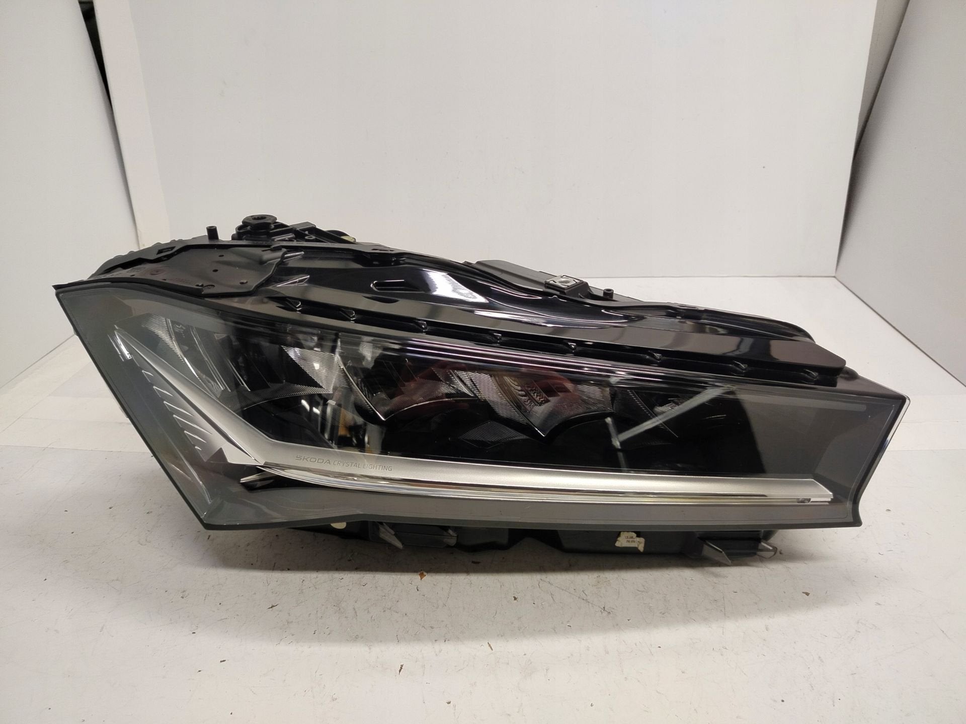 Phare droit Skoda Superb IV 3P1.941.016, Infoline@skoda-auto.cz, Tr. Vaclava Klementa 869
293 01  Mlada Boleslav, CZ, Utilisé