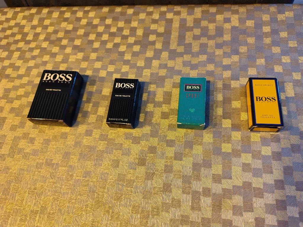 Miniatuur parfum flesjes Boss, Verzamelen, Ophalen, Zo goed als nieuw, Miniatuur, Gevuld