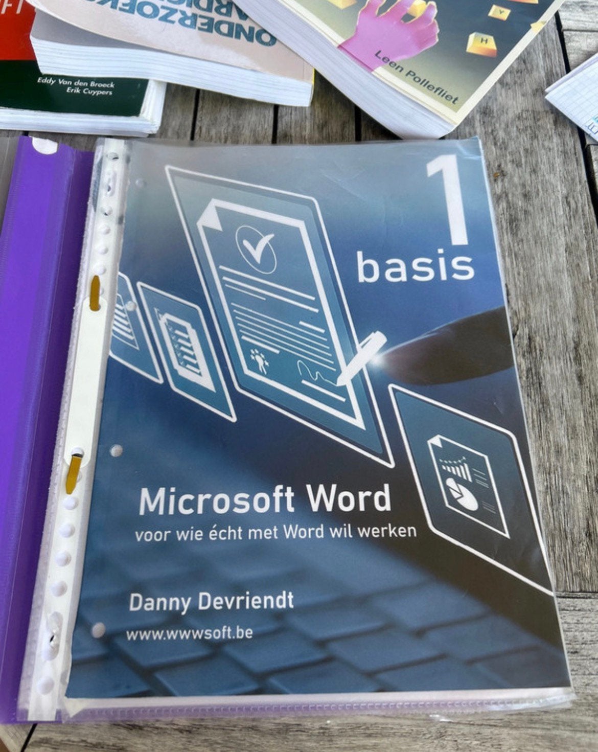 Danny Devriendt - Microsoft Word Basic 1, Enlèvement ou Envoi, Comme neuf, Langage de programmation ou Théorie