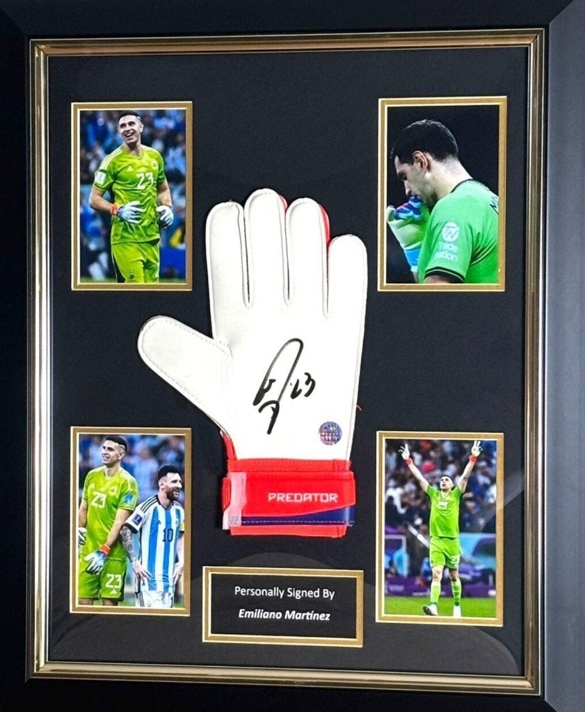 Gesigneerde Handschoen Emi Martinez - Wereldkampioen Voetbal, Ophalen of Verzenden, Nieuw, Spel