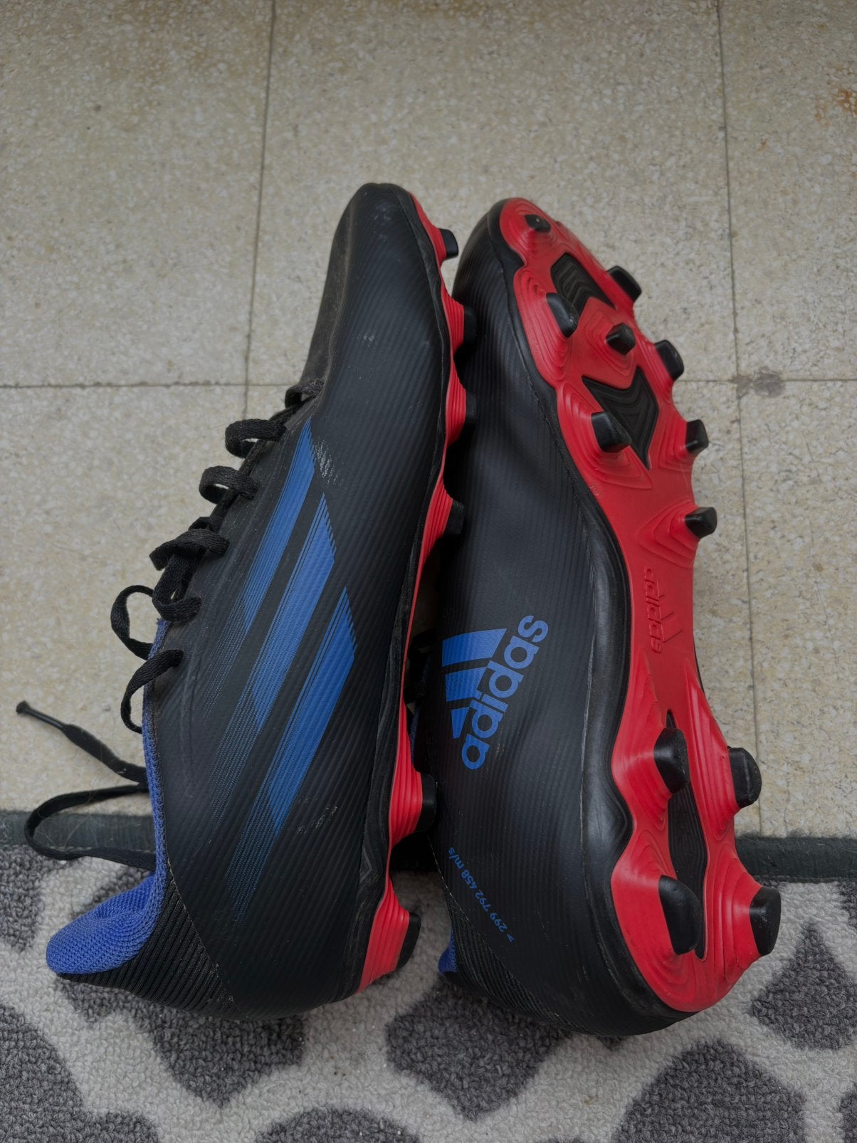 Chaussures de football 44 Adidas, Sports & Fitness, Enlèvement, Comme neuf