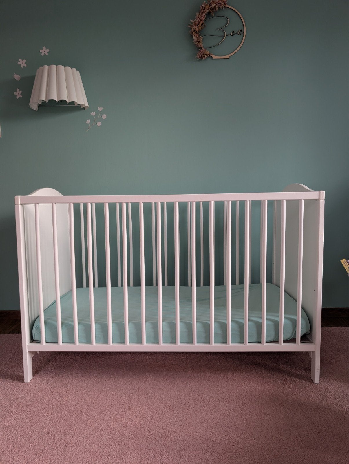 IKEA Babybed 60x120 cm Wit + Matras - In Uitsteken, Kinderen en Baby's, Babywiegjes en Ledikanten, Ophalen, Zo goed als nieuw
