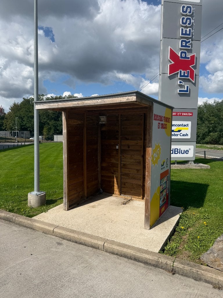 Cabanon en bois avec 3 panneaux publicitaires, Enlèvement, Comme neuf, Autres types