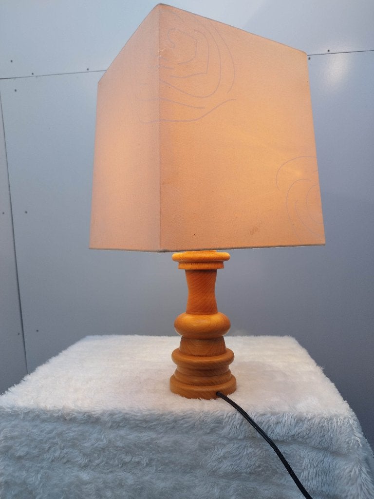 Lampe de chevet vintage en bois tourne & abat-jour carre, Vintage, Enlèvement, Bois, Avec interrupteur