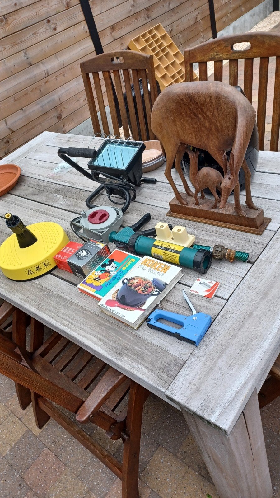 Rommelmarkt spullen allerlei, Ophalen