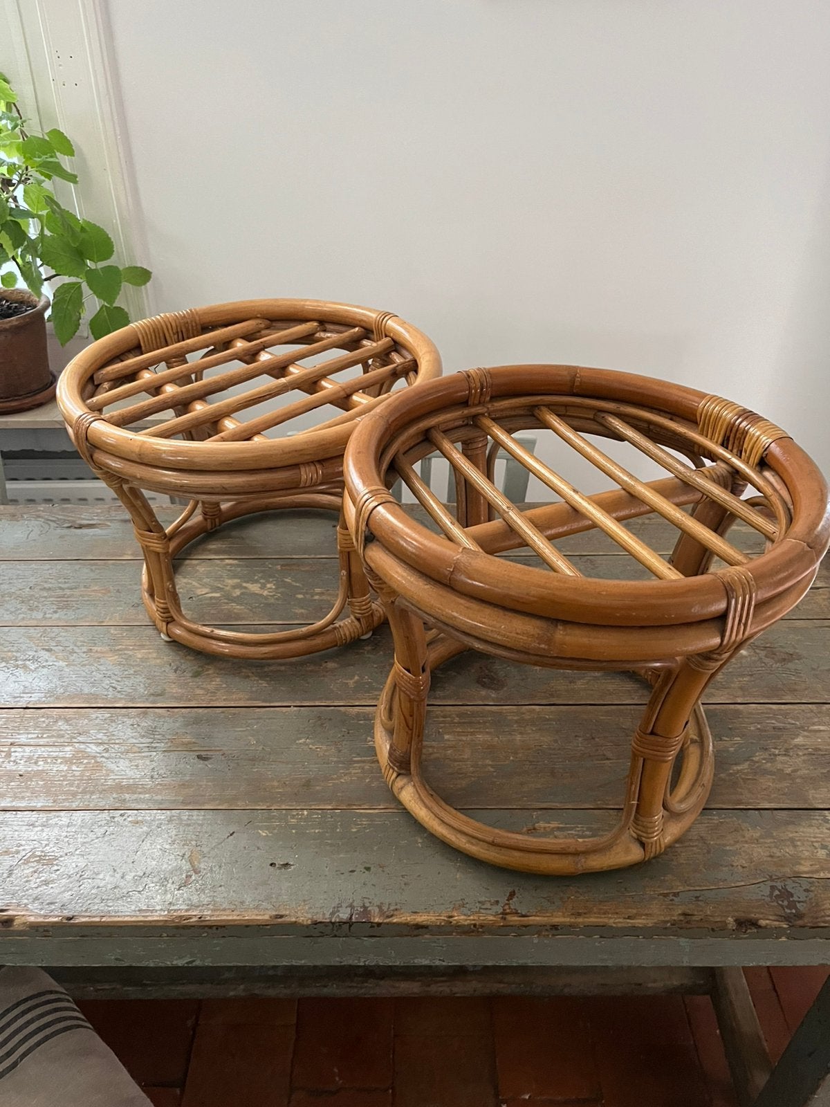 VINTAGE ROTAN TAFEL BIJZETTAFEL KRUK ZGSTAAT 2 STUKS, Ophalen of Verzenden, Zo goed als nieuw, Rond, 45 tot 60 cm