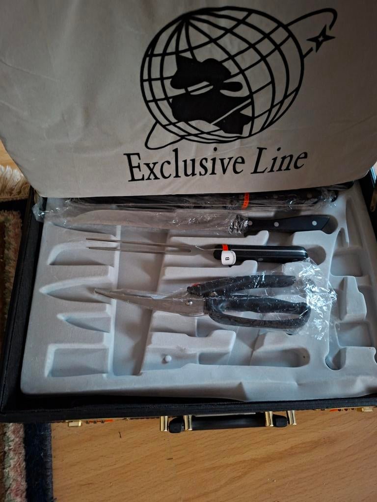 2 Koffers met wat Messen Niet Gebruikt., Ophalen