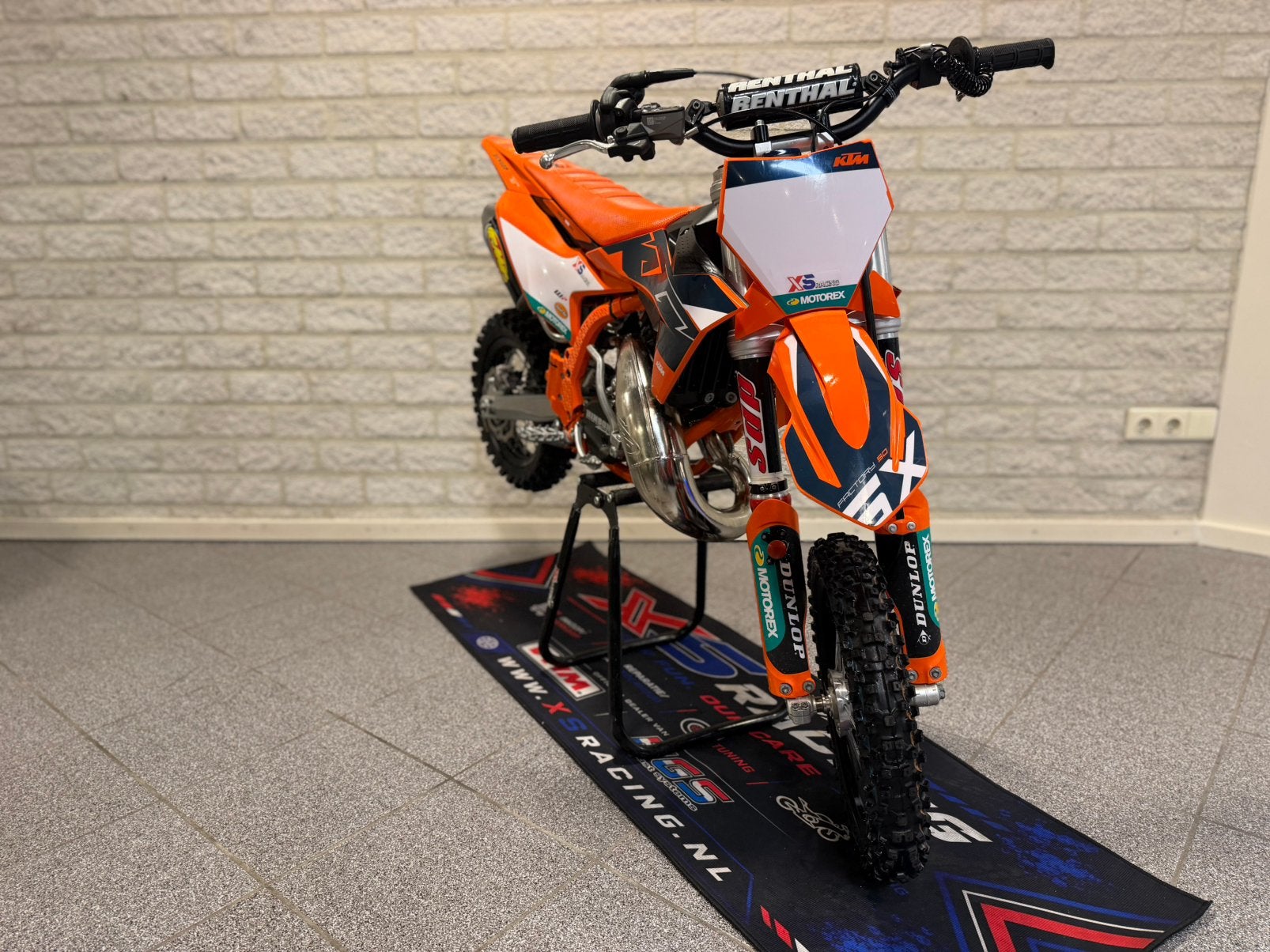 Très belle KTM SX50 Factory 2025 — seulement 2,2 heures !, Vélos & Vélomoteurs, Dirt Bike, Comme neuf, Enlèvement, Frein à disque